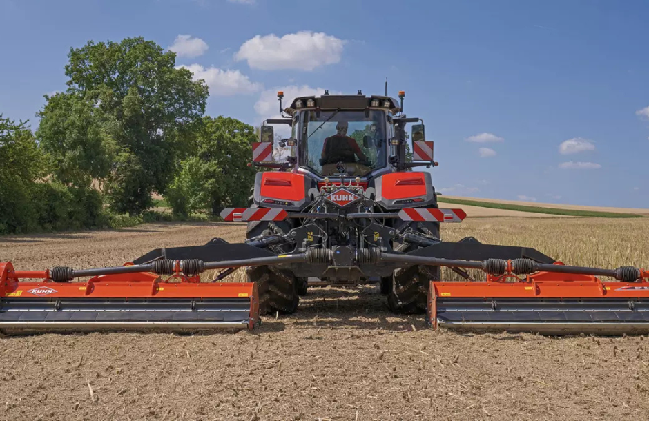 Οι BP 8402 PRO αποτελούν την πιο πρόσφατη προσθήκη στη γκάμα τριπλών θρυμματιστών της Kuhn. Η γαλλική εταιρεία έχει αναπτύξει τα εν λόγω μηχανήματα προκειμένου να είναι εξαιρετικά ευέλικτα και να μπορούν να εργαστούν χωρίς πρόβλημα ανεξαιρέτως συνθηκών.