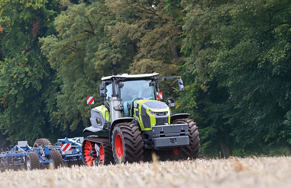 Καλύπτουν όλες τις ανάγκες των σύγχρονων παραγωγών τα τρακτέρ Claas Axion 9