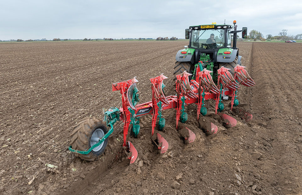 Νέα σχεδίαση και βελτιώσεις διακρίνουν τα άροτρα Kverneland 3400B Variomat