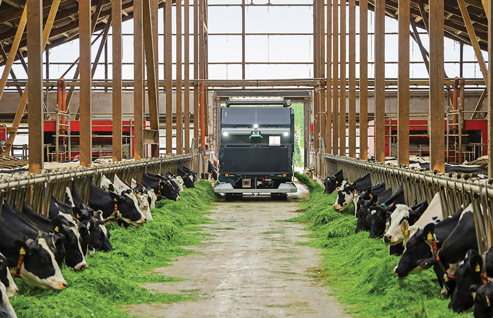 Μαζεύει και μεταφέρει πλήρως αυτόνομα φρέσκο γρασίδι το ρομπότ Lely Exos