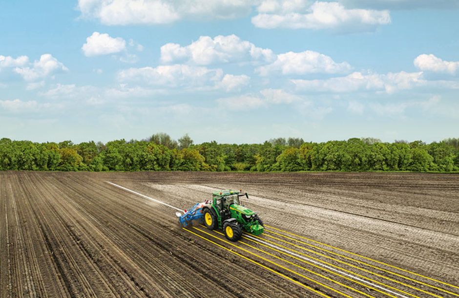 Με τα Σχέδια Βελτίωσης η τεχνολογία της John Deere οδηγεί τις εκμεταλλεύσεις στην εποχή της ακρίβειας